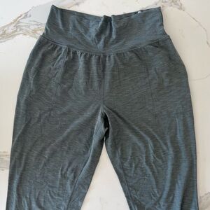 Athleta green/gray salutation jogger leggings with pockets
